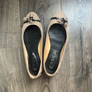 Tod's Women's Beige Loafers with Black Trim